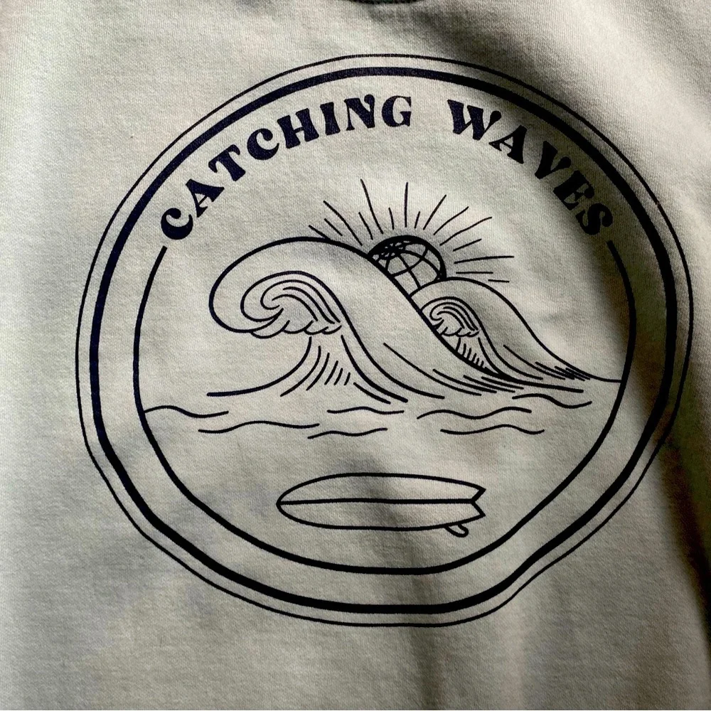 FREE PLANET-CATCHING WAVES-MENS SIZE MEDIUM SWEATSHIRT - Picture 5 of 9